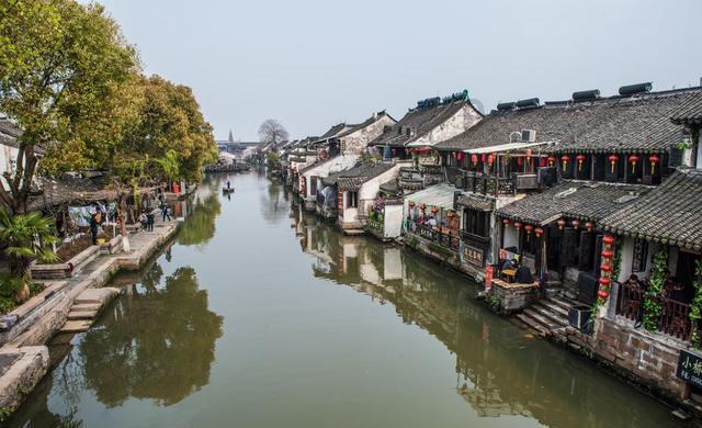 脚后跟干裂怎么办！过来人教你3招，在家不多花钱就能轻松去裂！